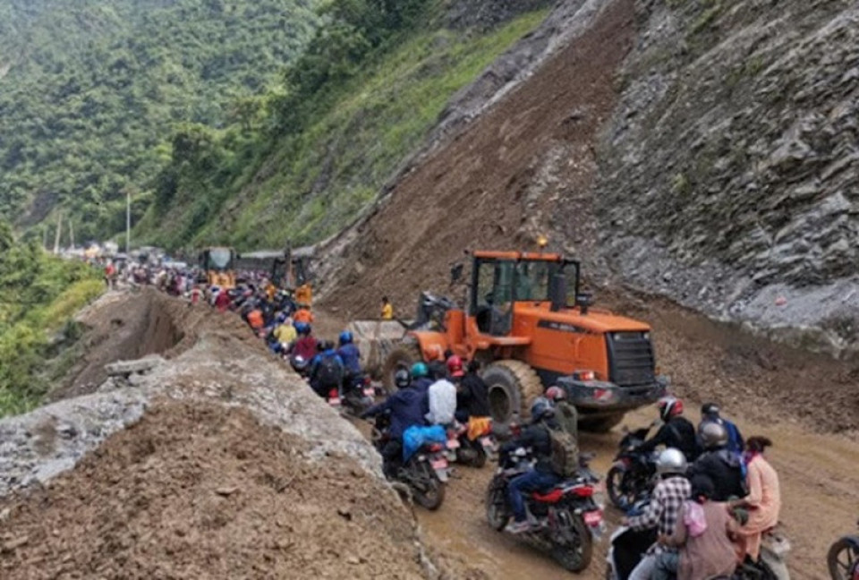 मुग्लिन–नारायणगढ सडक अवरुद्ध