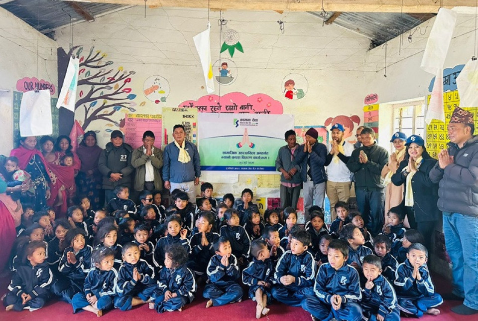 कामना सेवा विकास बैंकद्वारा चेपाङ समुदायका विद्यार्थीलाई न्यानो कपडा वितरण