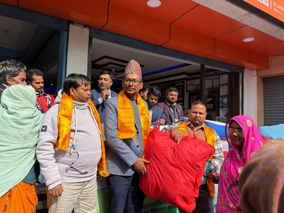 कामना सेवा विकास बैंकद्वारा लहानका विपन्न परिवारलाई फाईबर सिरक वितरण