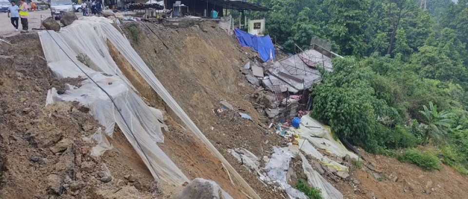 दाउन्नेमा सडक भासियो, पूर्व–पश्चिम राजमार्ग अवरुद्ध