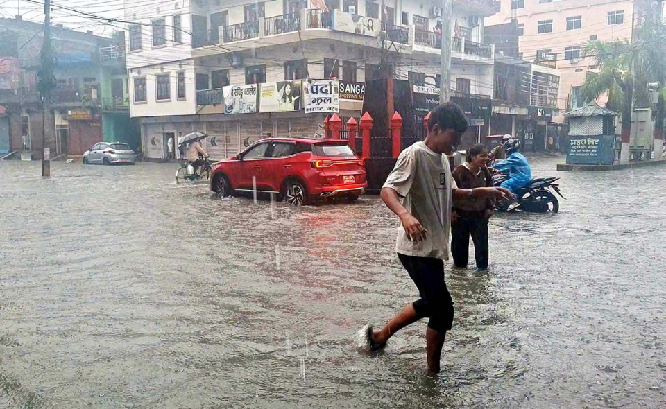 लगातार वर्षापछि नेपालगन्जका बजार र बस्ती जलमग्न, न्यूरोड, सेतु विक चोकसहितका क्षेत्र पानीले भरिए