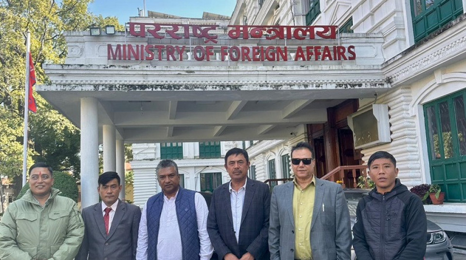 ल्हेन्दे खोलाको बाढीले ट्रक व्यवसायीलाई लाखौँको क्षति, चीनतर्फ रोकिएका कन्टेनर शीघ्र ल्याउन महासंघको माग