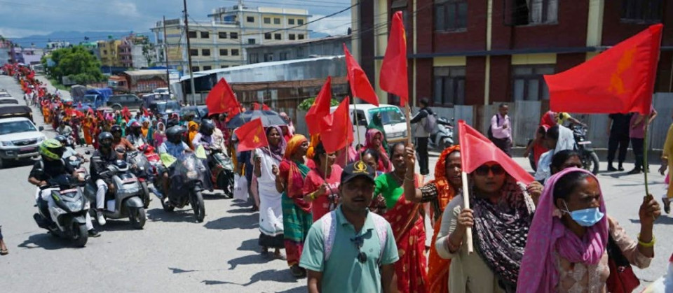 दूधे बच्चा काखमा, बिरामी शरीर लिएर लघुवित्त पीडितको ‘राजधानी मार्च’