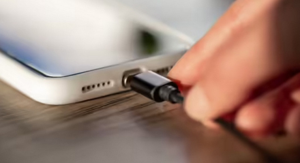 ल्यापटपको चार्जरबाट फोन चार्ज गर्नु कति सुरक्षित ? यस्तो छ तथ्य र जोखिम