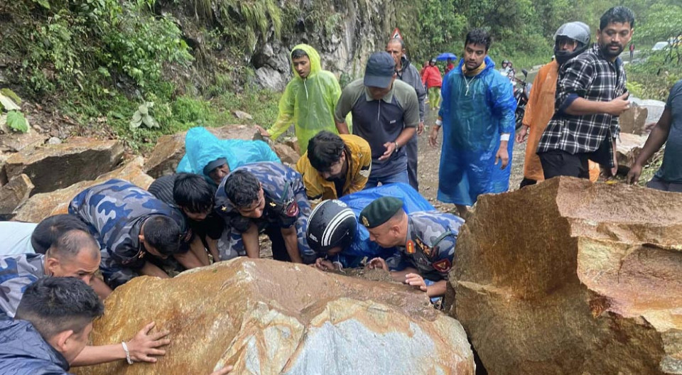 आँबुखैरेनी–मुग्लिङ सडक खण्ड बन्द, डोजर प्रयोग गरेर खुलाउने प्रयास जारी