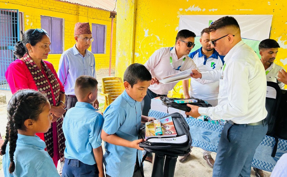 कामना सेवाद्वारा सरस्वती प्राथमिक विद्यालयलाई शैक्षिक सामग्री तथा स्कुल ब्याग वितरण