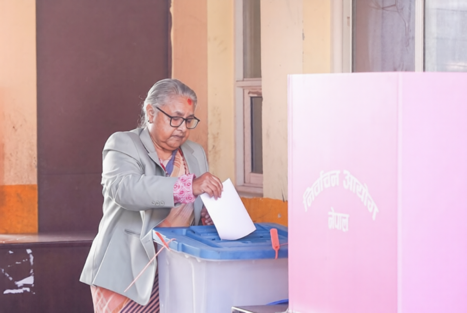 प्रधानमन्त्री सुशीला कार्कीले धापासीबाट गरिन् मतदान