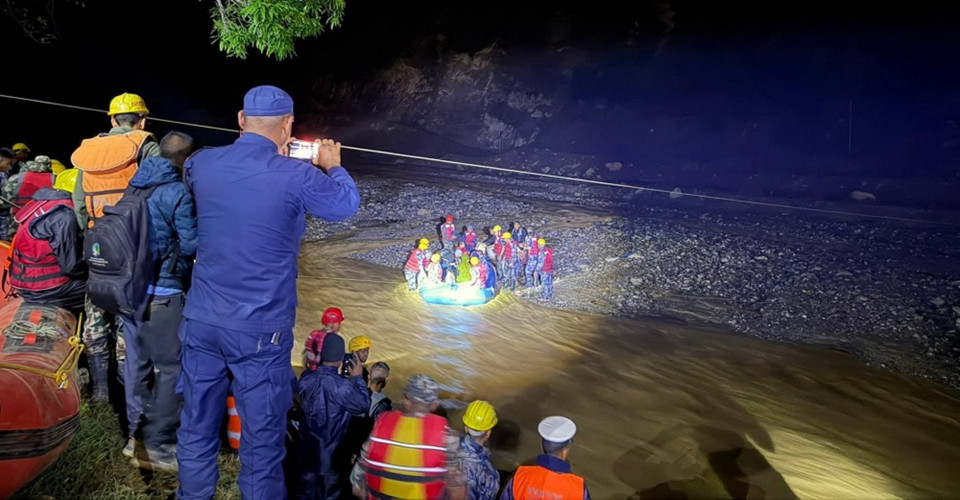 रोसी खोलाको बाढीमा फसेका ८९ यात्रु ९ घण्टापछि उद्धार