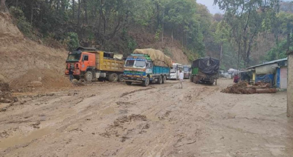 वर्षाका कारण नारायणगढ बुटवल सडक खण्ड अवरुद्ध