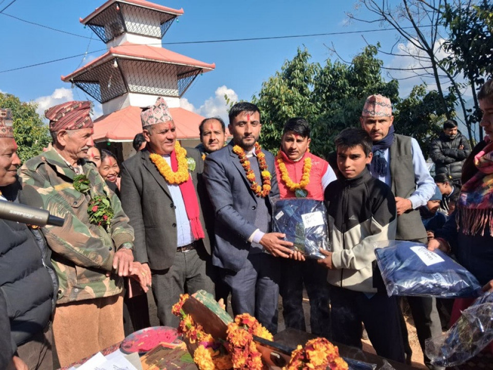 सन नेपाल लाइफद्वारा विपन्न तथा जेहेन्दार विद्यार्थीलाई न्यानो कपडा वितरण