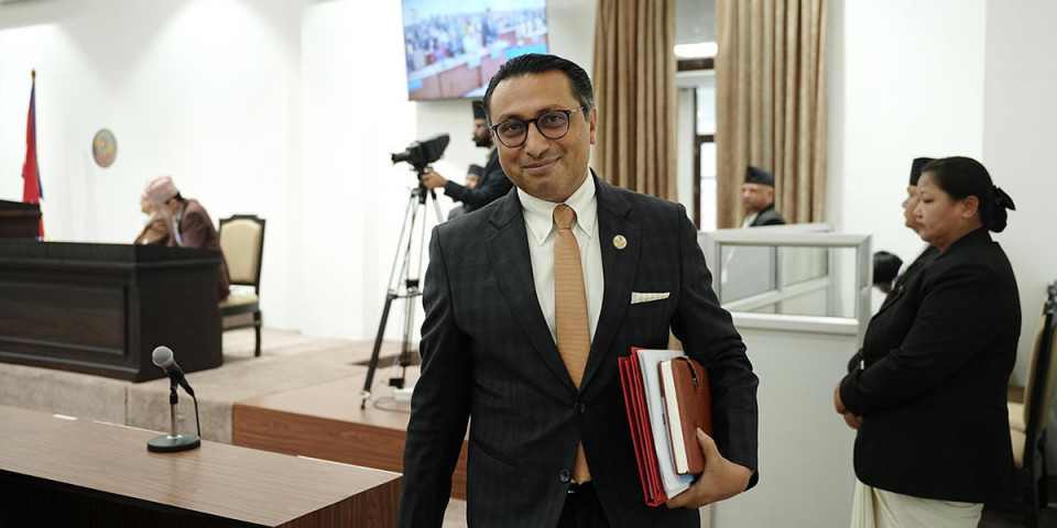 सरकारी कर्मचारीका लागि ‘गोल्डेन ह्यान्डसेक’ ! स्वेच्छिक अवकाशमा विशेष प्याकेज