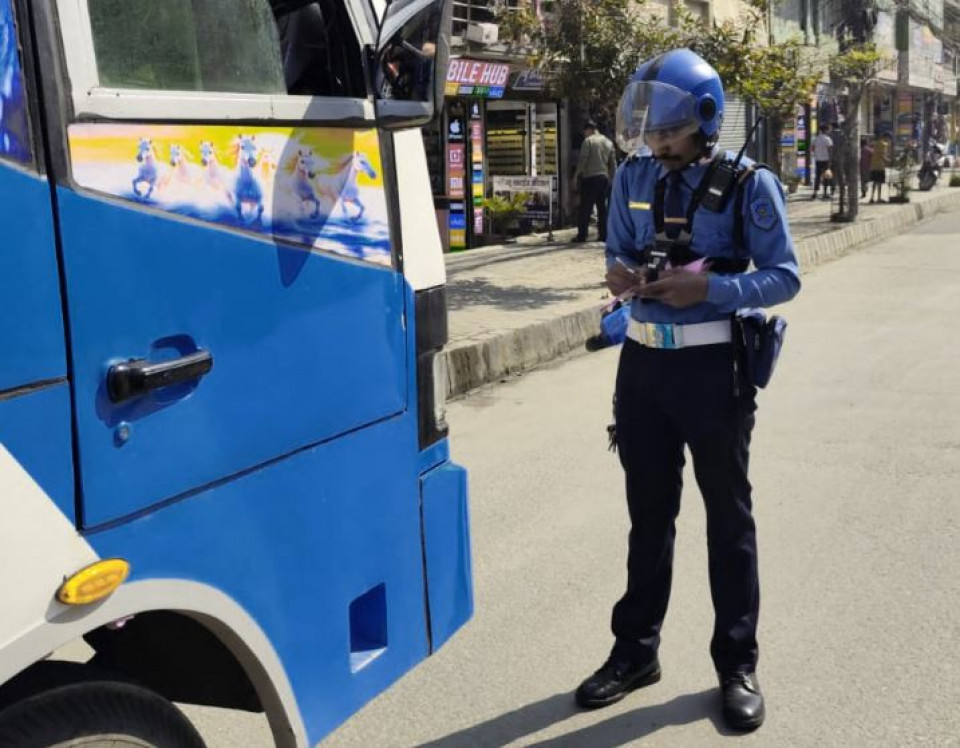 उपत्यकामा २४ घण्टामा २,४०८ चालक कारबाहीमा, ट्राफिक नियम उल्लङ्घनमा ४ लाख ५८ हजार राजस्व संकलन