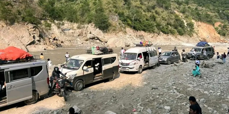 यात्रा गर्दै हुनुहुन्छ ? बाढी तथा पहिरोका कारण अवरुद्ध छन् यी राजमार्ग