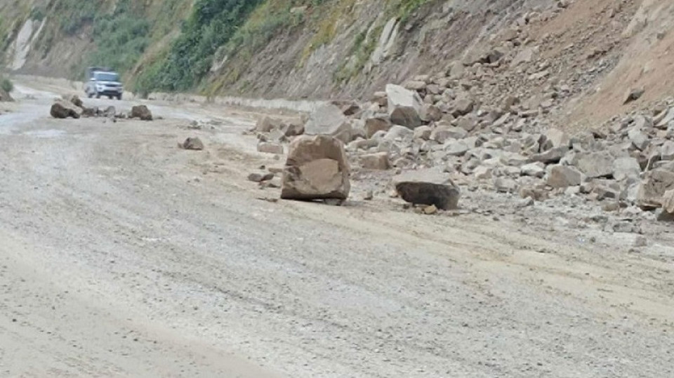 अरनिको राजमार्ग दुईतर्फी अवरुद्ध