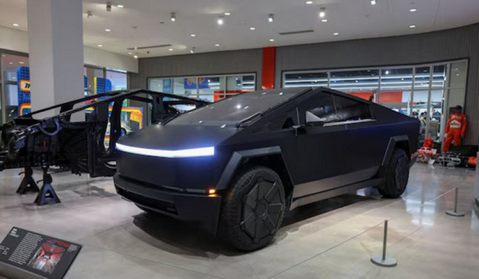 साइबरट्रकको नयाँ सस्तो भेरियन्ट सार्वजनिक, माग बढाउन साइबरबिस्टको मूल्यमा कटौती